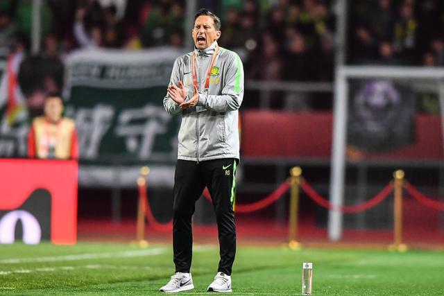 恩比德30+12率76人斩获4连胜 篮网逆转胜活塞